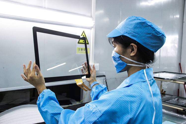 车间操作工位戴劳保手套操作工业触摸屏实拍
