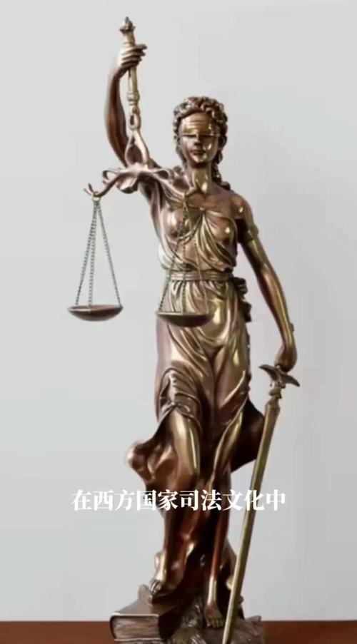 法院门口正义女神蒙眼手持天平雕像