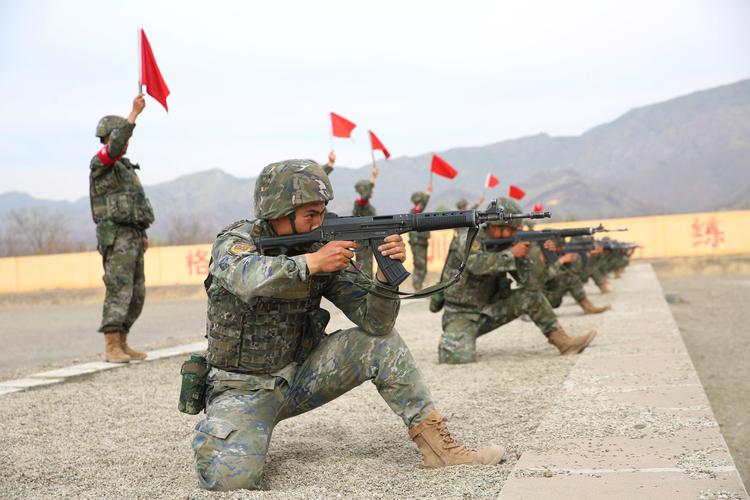 军校学员进行实弹射击训练