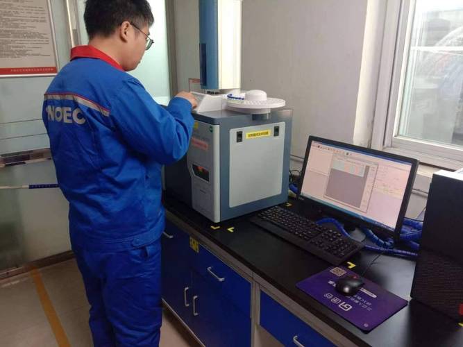 工业齿轮箱油液分析采样现场图