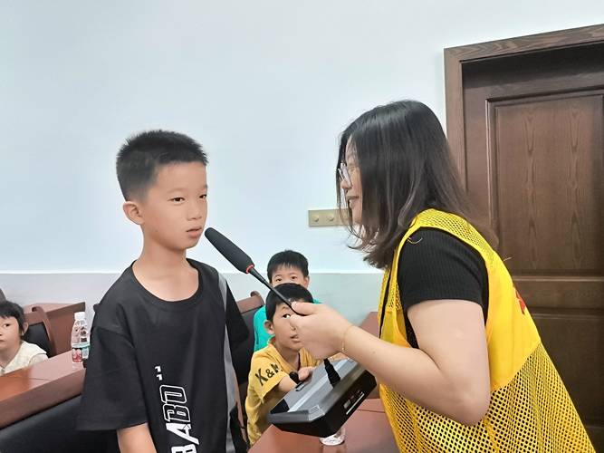 社工探访受虐待儿童的家