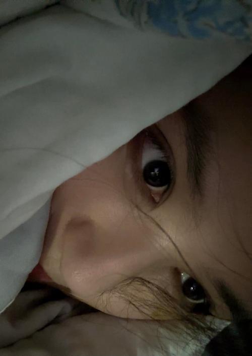 女生躲在被窝偷看暗恋对象朋友圈截图