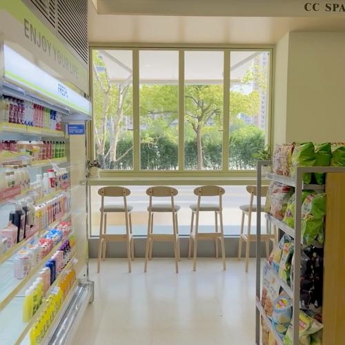 零售门店顾客临时停留边桌实景