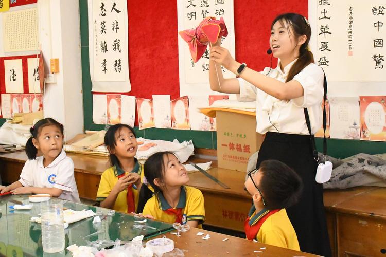 工业企业公益活动乡村小学美育课堂现场