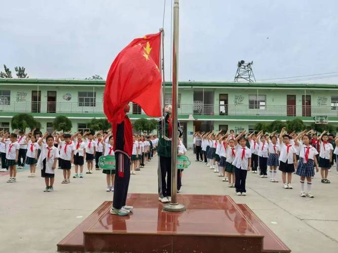 小学升旗仪式学生齐唱爱国歌曲国歌实拍