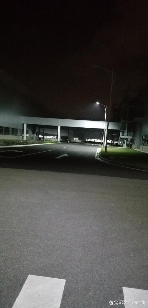 老工业厂区夜间巡检步道长明灯