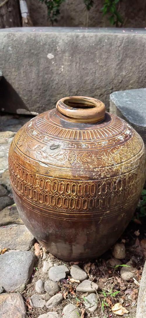 池州博物馆展柜中的1992年粗陶秋浦酒坛