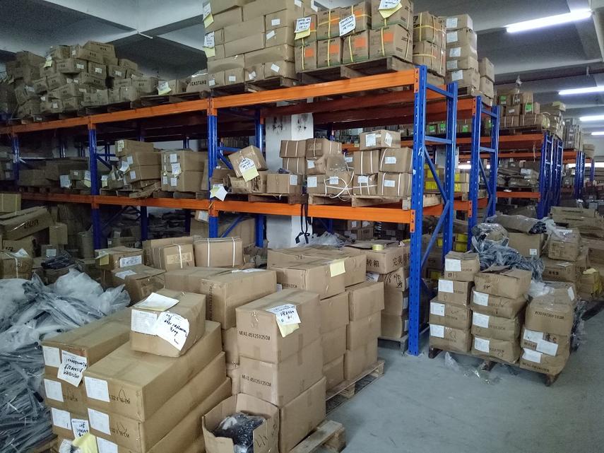 五金配件厂家成品仓打包出货场景