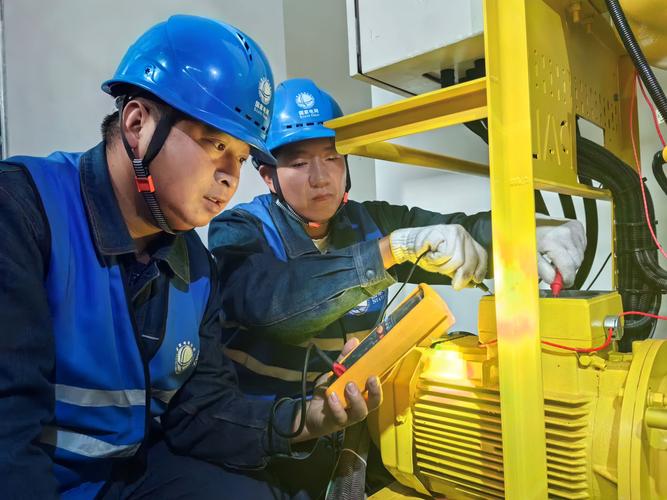 工程师在工厂现场进行能源审计检测