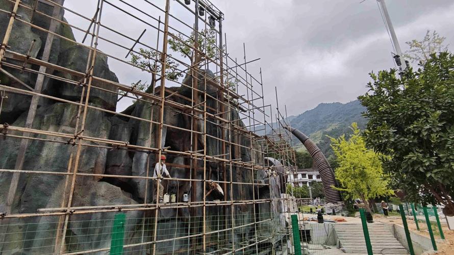 旅游开发过度网红景区违规扩建现场图