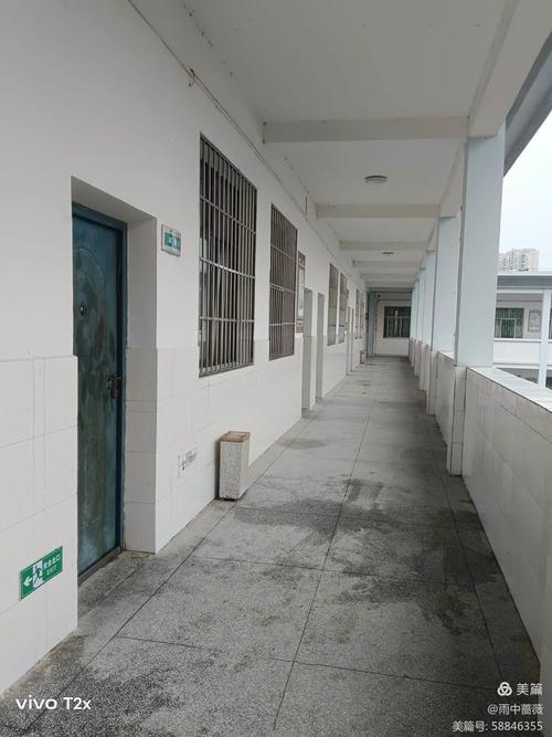 小学教室走廊靠墙灰色消防栓照片