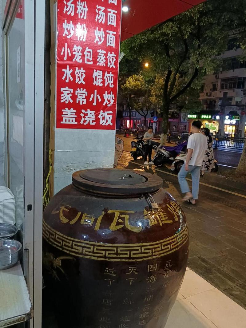 南昌绳金塔民巷瓦罐汤煤炉