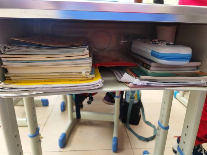 小学教室学生抽屉堆着的课外读物