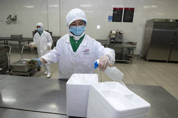 食品加工厂工人过度消毒作业现场