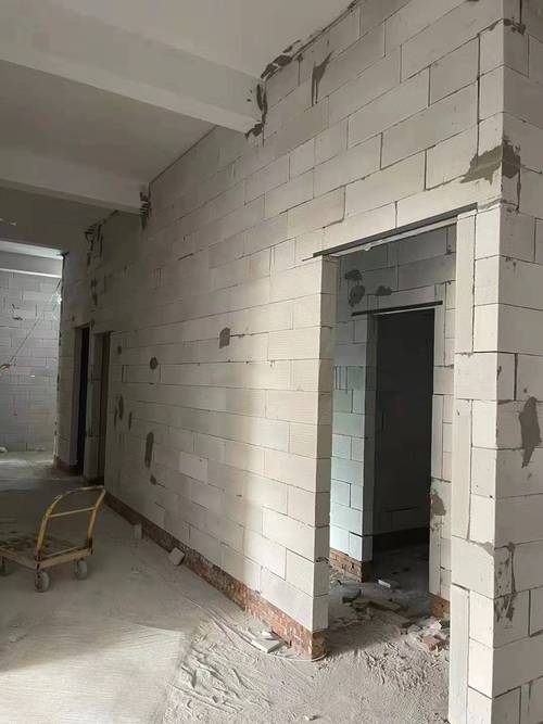 轻体砖砌三分离卫生间隔墙施工现场图