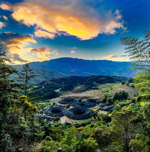 傍晚夕阳斜照土楼回廊陶缸