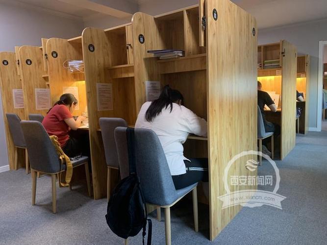 大学图书馆靠窗安静的自习区