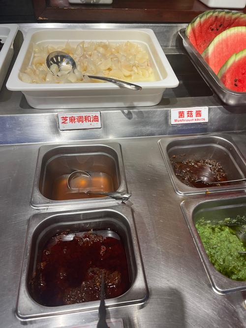 厨房台面上半凉的晚饭和打开的培训班传单