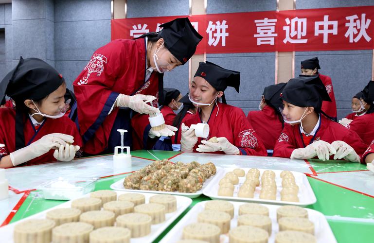 小学班级中秋节手工做月饼活动实拍