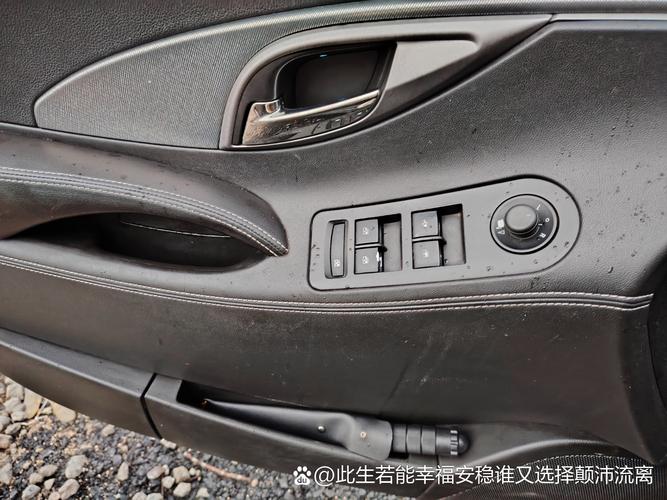 汽车后备箱锁扣感应开关位置实拍图