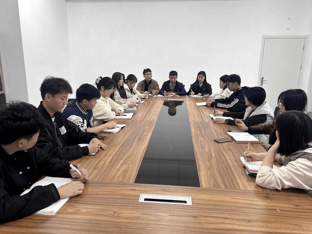 大学学生会例会空着半排座位的长会议桌