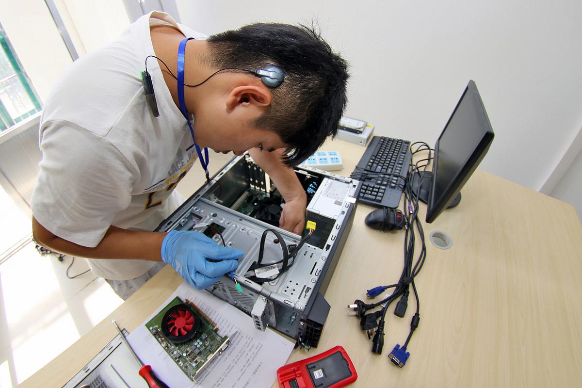 工程师在车间安装工业主板并检查接口