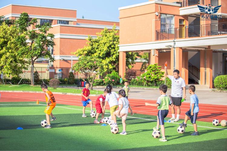 小学校园足球操集体表演场景