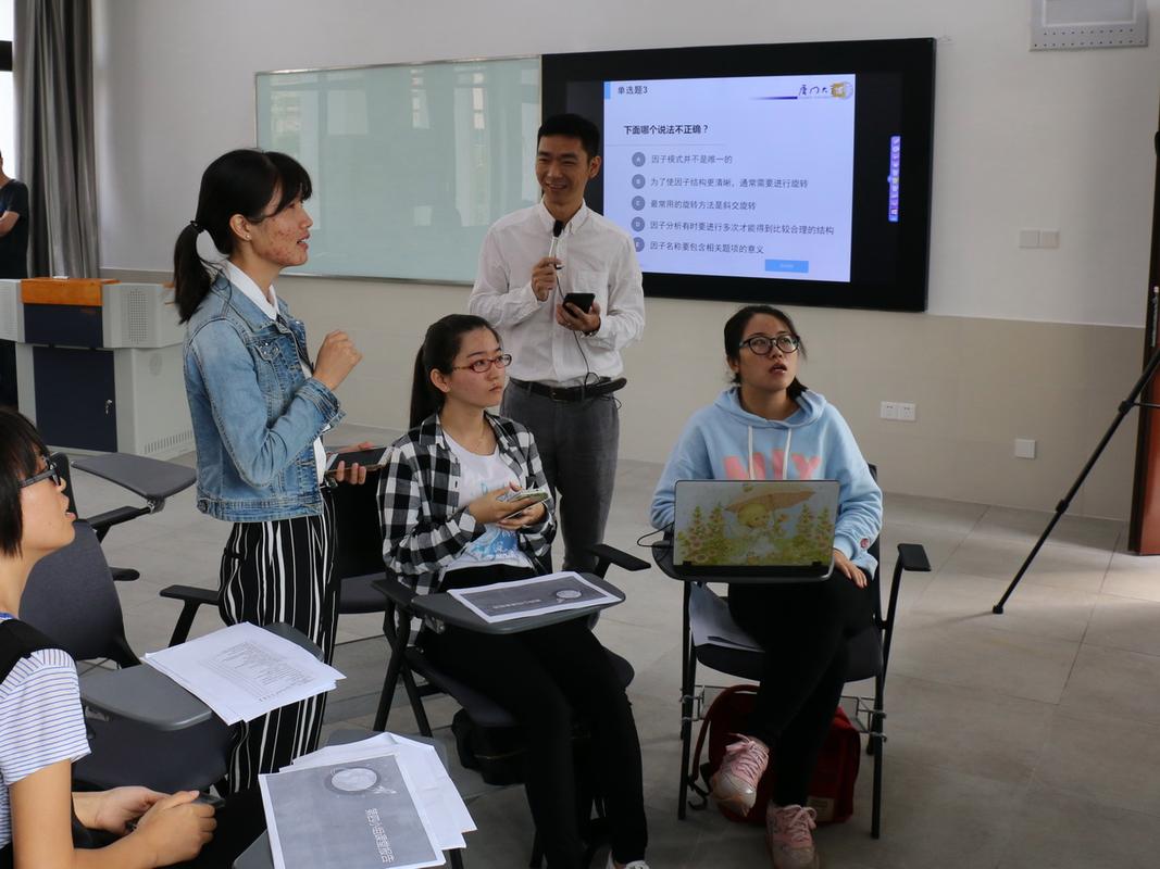 翻转课堂后学生展示项目成果的兴奋表情