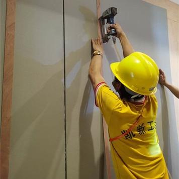 软包安装施工现场木工基层处理与防潮涂料涂刷