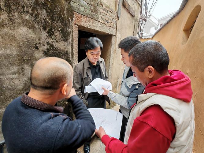 律师与拆迁户在拆迁现场核查房屋状况