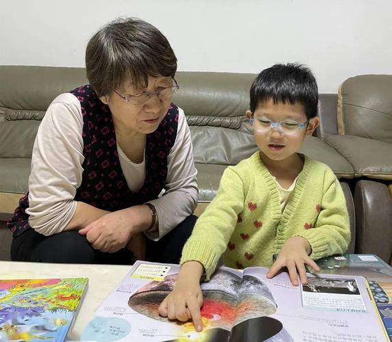 小孩给妈妈讲数学题的客厅场景