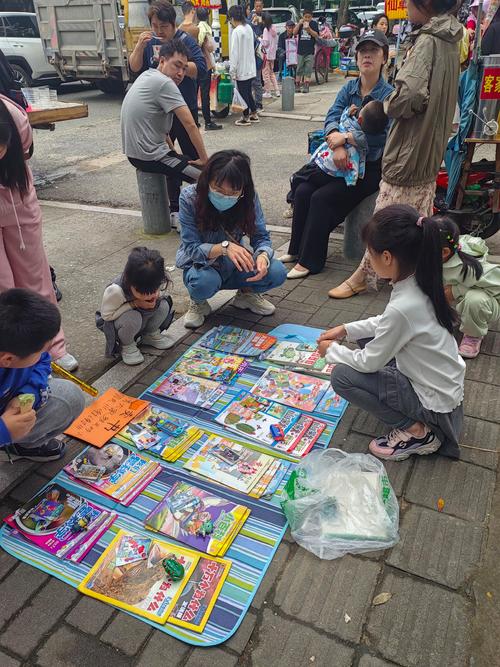 家长带幼儿逛旧书摊文化启蒙照片
