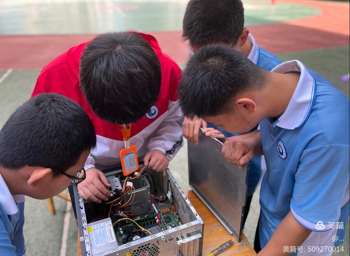中学科技课学生分组拆解旧电子元件