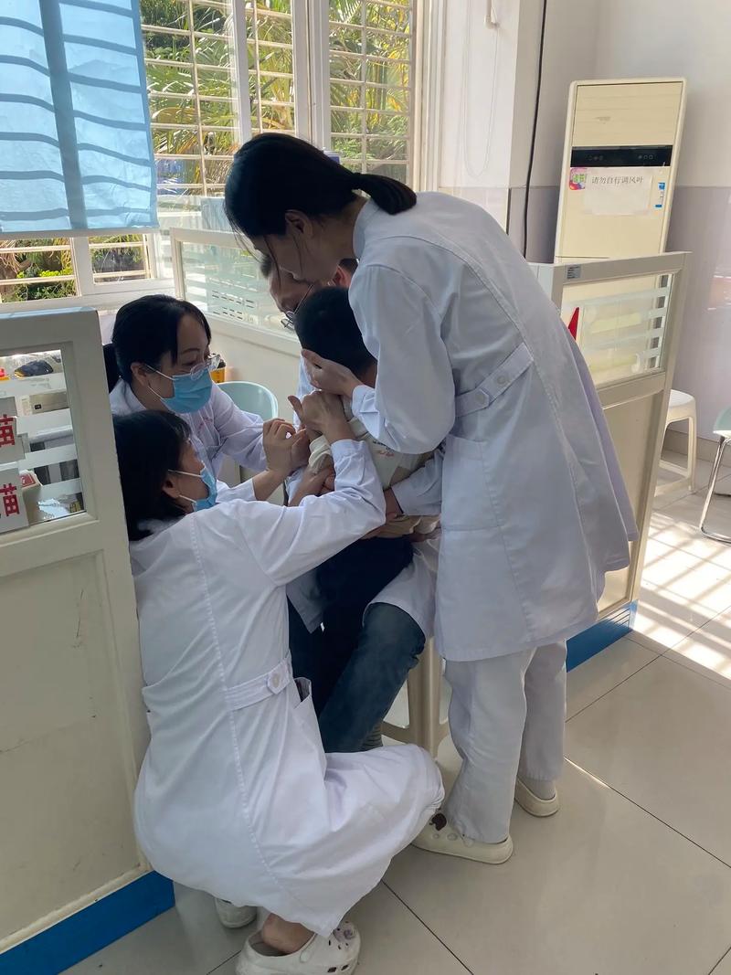 护士给婴儿注射疫苗特写