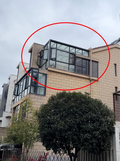 城市小区顶楼私自搭建的违章阳光房实拍