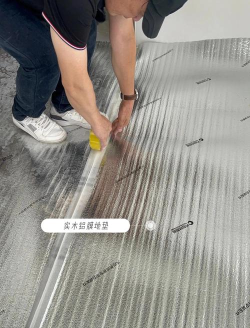 防潮膜施工细节与转角处理示意图