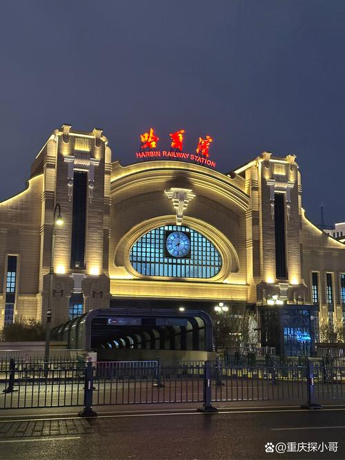 哈尔滨站新艺术风格建筑与老式信号灯