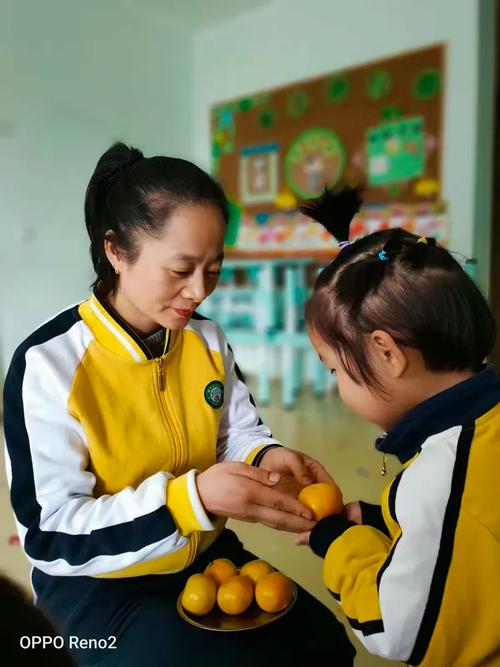 小学生在走廊偷偷给老师递橘子糖的抓拍