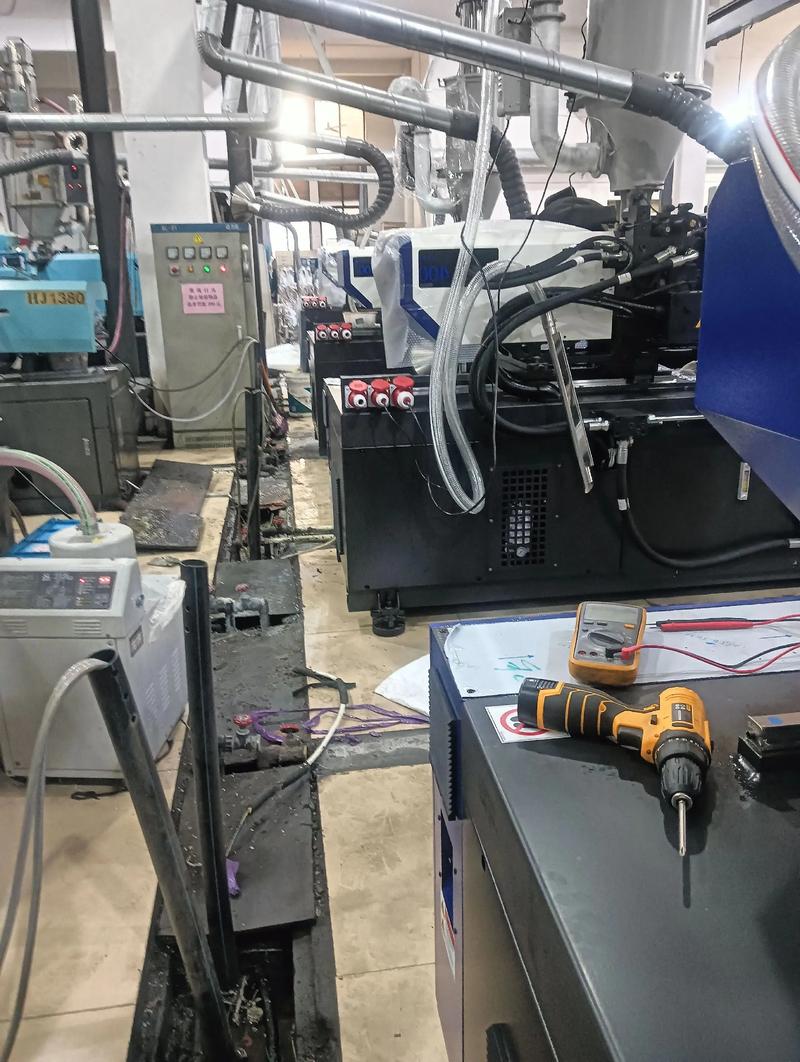 注塑机工厂设备维护工程师正在检修