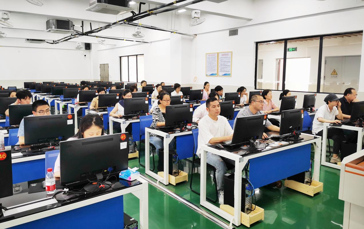 ACT机考考场学生答题场景