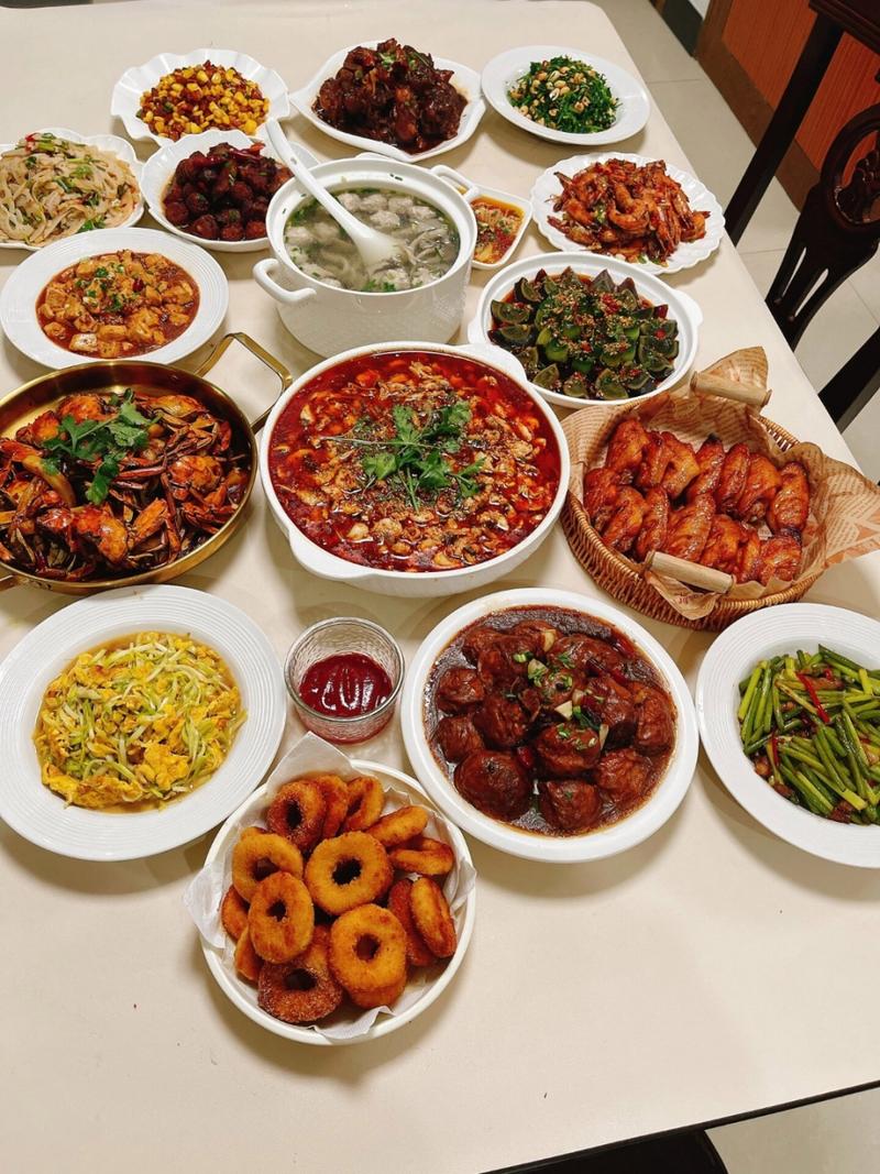家庭聚餐满桌荤素菜品摆放图