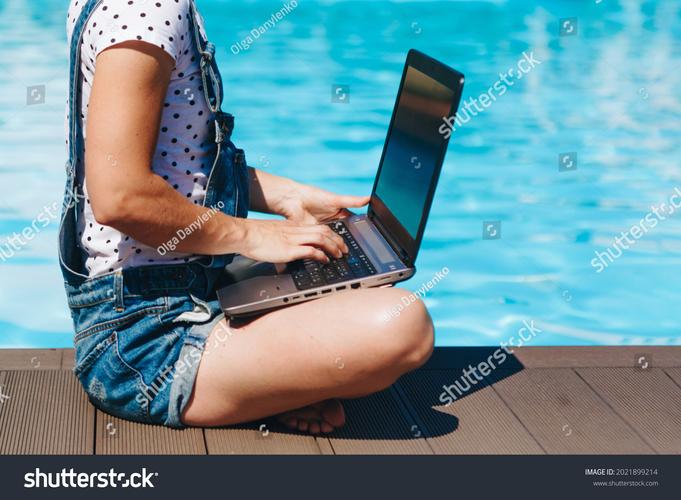 数字游民在海边工作的场景，笔记本电脑与海滩