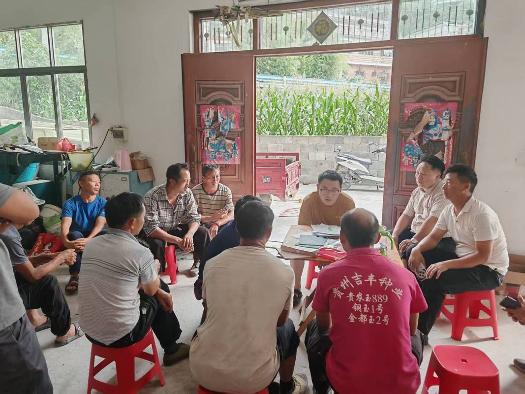 村民集体商议村集体资产会议现场