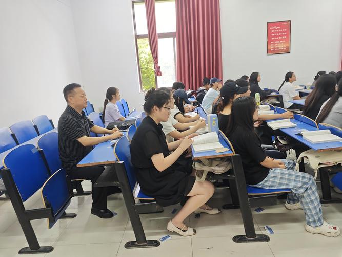 在职人士在周末大学课堂听课讨论