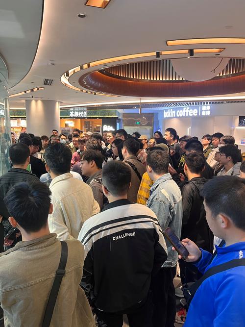球鞋发售线下排队抽签现场