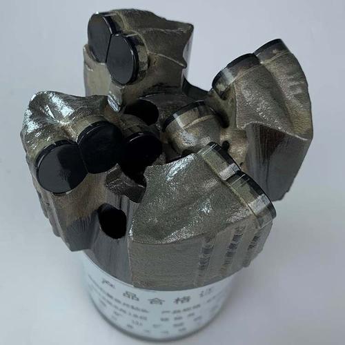 矿山施工现场断裂的金刚石钻头