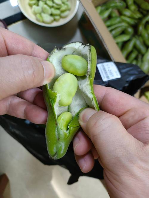 菜市场妇女剥蚕豆的手