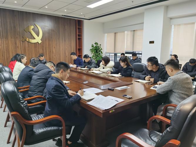 律师团队集体研讨不动产案件证据材料场景