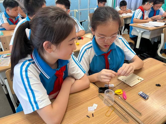小学科学课学生分组分析科普短文证据链场景