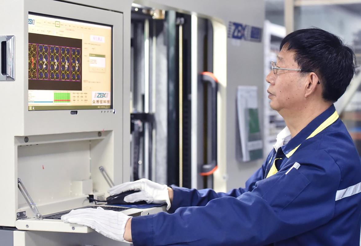 工厂车间内中外工程师一起检查大型设备